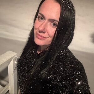 🖤🤍 Meet your Posher - Erin! 🖤🤍